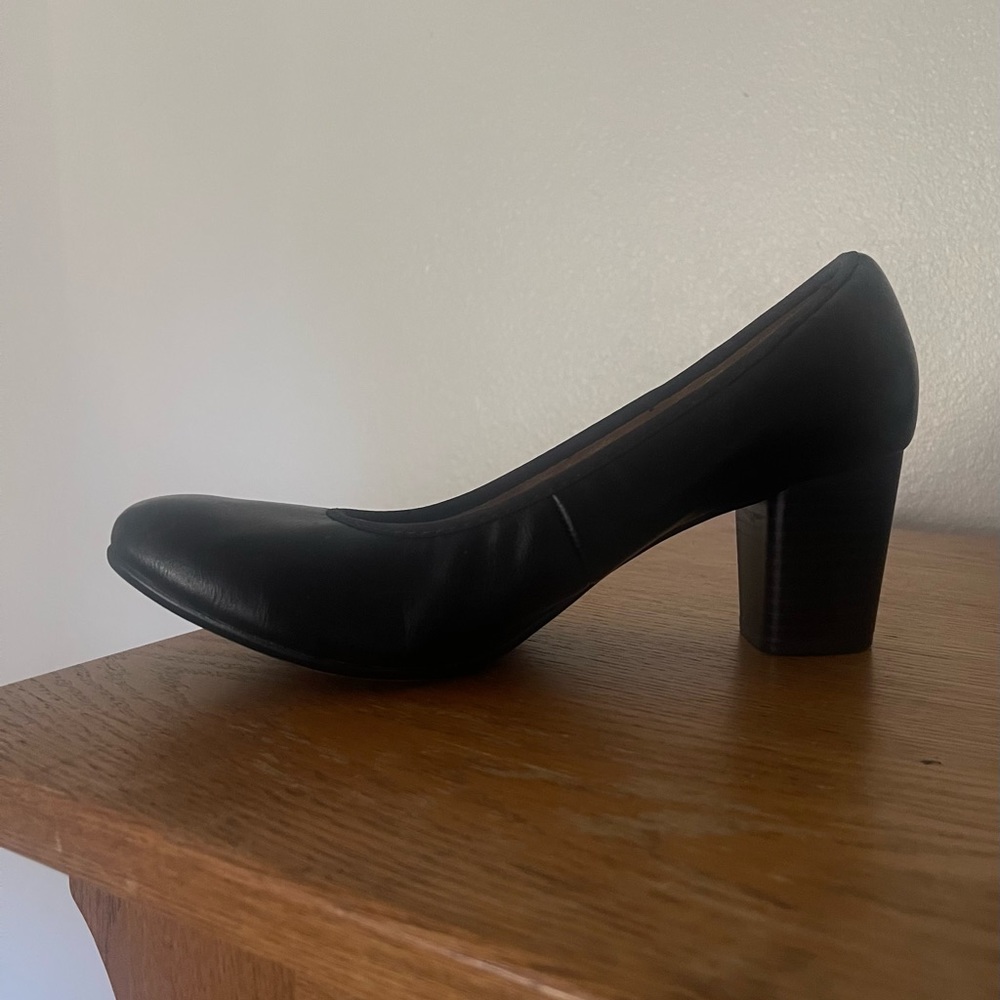 Never worn size US8